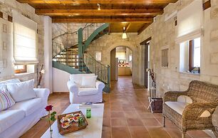 Emerald Villa 70m From the Beach