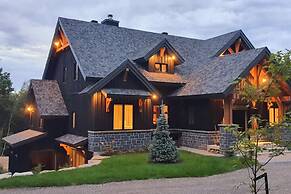 Black Bear - Luxury Mountain-top Villa With hot tub