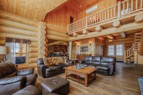 Executive Plus 89 - Luxurious log Home With Private hot tub Pool Sauna