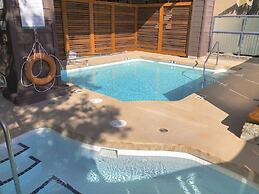 Whistler Village - Pool - Hot tub - Walk to Lifts