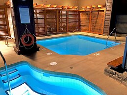 Whistler Village - Pool - Hot tub - Walk to Lifts