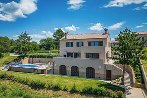 Luxury Pool Villa Gradin