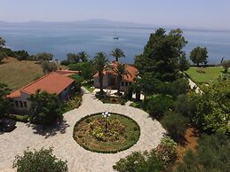 Seafront Luxury Villa w 5-en Suite BR BBQ