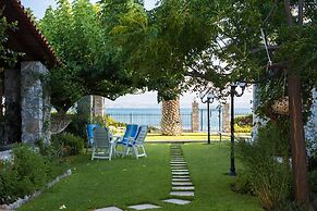 Seafront Luxury Villa w 5-en Suite BR BBQ