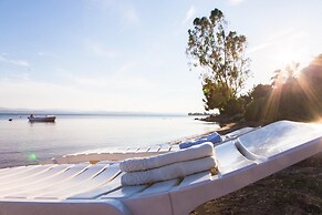 Seafront Luxury Villa w 5-en Suite BR BBQ