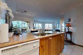 Bl307 Whistler Village - Views of Village- Walk to Lifts