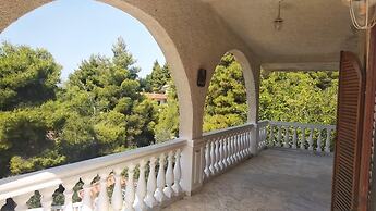 Enjoy Seclusion at Peaceful Mountain Apartment