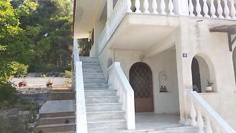 Enjoy Seclusion at Peaceful Mountain Apartment