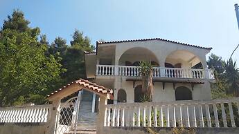 Enjoy Seclusion at Peaceful Mountain Apartment