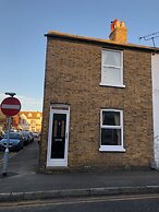 Housesleeps2- 2br-gardenview-parking-nearbeach