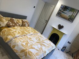 Housesleeps2- 2br-gardenview-parking-nearbeach