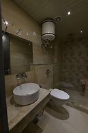 Hotel Adhiraja Palace