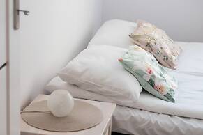 Skwer Kościuszki Apartment by Renters