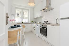 Bałuckiego Apartment Warsaw by Renters