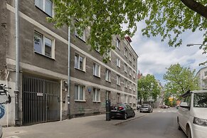 Bałuckiego Apartment Warsaw by Renters