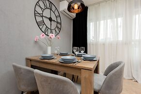 Warsaw City View Apartment by Renteres