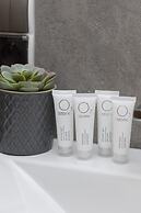 Warsaw City View Apartment by Renteres