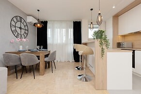 Warsaw City View Apartment by Renteres