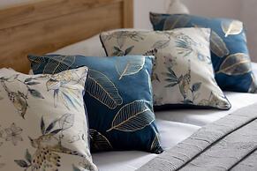 Bright Apartment Wola by Renters