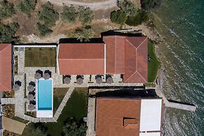 Lichnos Luxury Suites Stoa