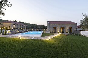 Lichnos Luxury Suites Stoa