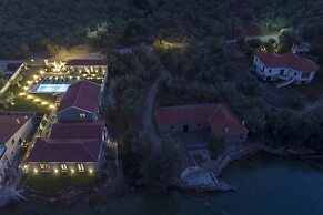 Lichnos Luxury Suites Stoa