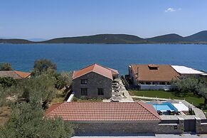 Lichnos Luxury Suites Stoa