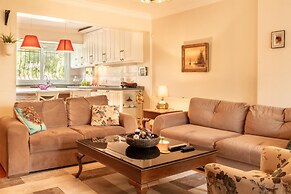 Spacious Detached House With Garden in Izmir