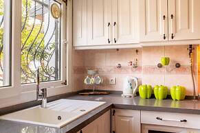 Spacious Detached House With Garden in Izmir
