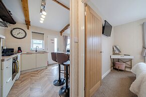 1 Bed Cabin - Sleeps 2 - Pets - 2 Min To Beach