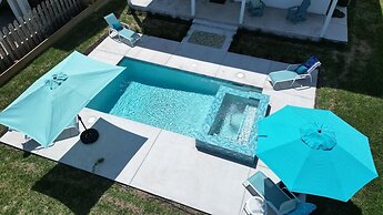Sunset Pool House 3 Bedroom Home by Redawning