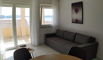 Charming 2-bed Apartment in Okrug Gornji