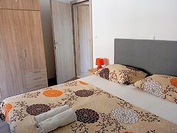 Charming 2-bed Apartment in Okrug Gornji