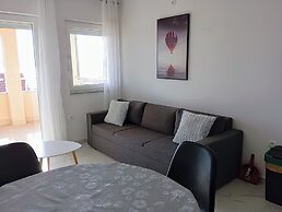 Charming 2-bed Apartment in Okrug Gornji