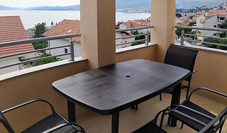 Charming 2-bed Apartment in Okrug Gornji