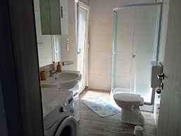 Charming 2-bed Apartment in Okrug Gornji