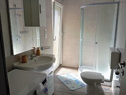 Charming 2-bed Apartment in Okrug Gornji