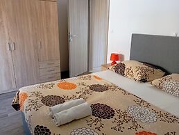 Charming 2-bed Apartment in Okrug Gornji