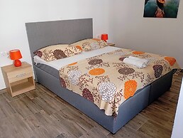 Charming 2-bed Apartment in Okrug Gornji