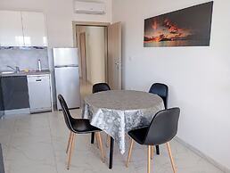 Charming 2-bed Apartment in Okrug Gornji