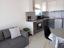 Charming 2-bed Apartment in Okrug Gornji