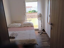 Charming 2-bed Apartment in Okrug Gornji