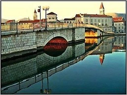 Charming 2-bed Apartment in Okrug Gornji