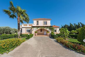 Stunning 5-bed Villa in Gennadi!