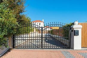 Stunning 5-bed Villa in Gennadi!