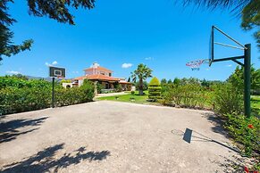 Stunning 5-bed Villa in Gennadi!