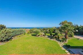 Stunning 5-bed Villa in Gennadi!