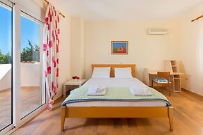 Stunning 5-bed Villa in Gennadi!