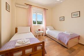 Stunning 5-bed Villa in Gennadi!