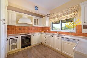 Stunning 5-bed Villa in Gennadi!